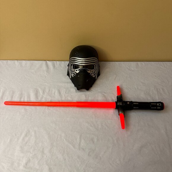 Star Wars Kylo Ren 2015 Hasbro Voice Changing Mask with Lightsaber / Both Work - Picture 1 of 12